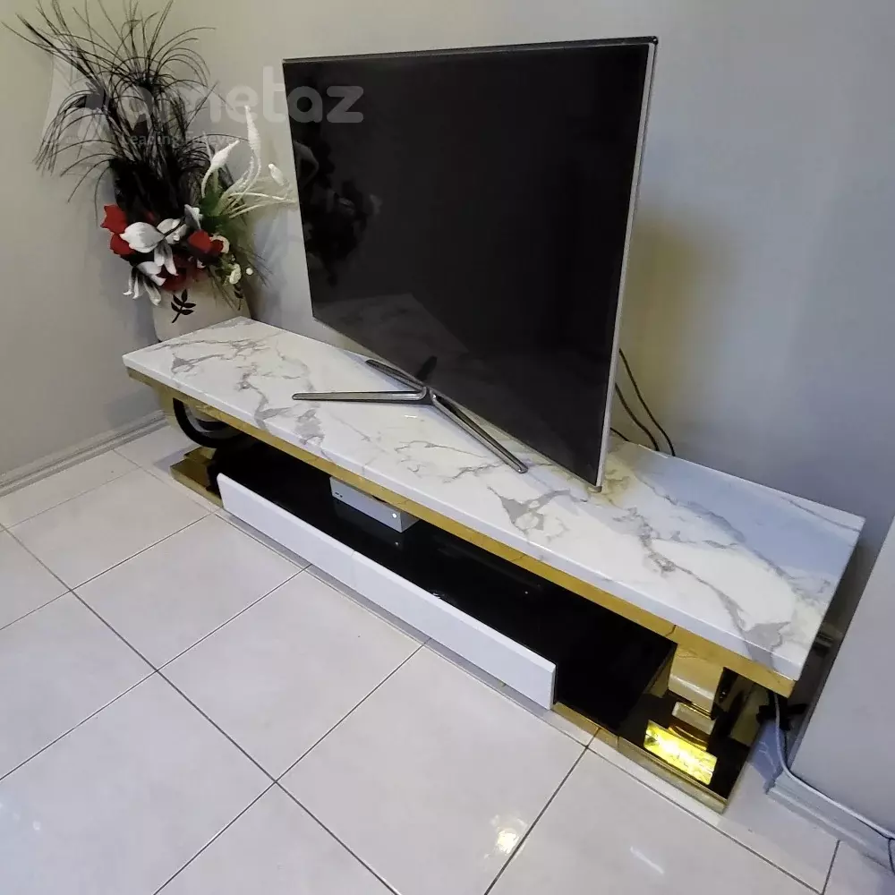 فروش اینترنتی میز تلویزیون مدرن با ورق استیل مدل زرتاج طلایی سنگ سفید